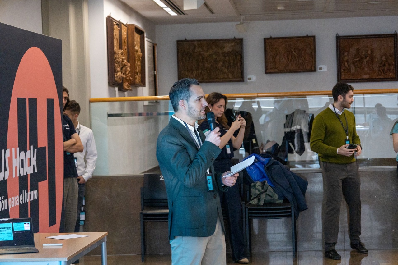 Estudiantes presentando en un hackathon