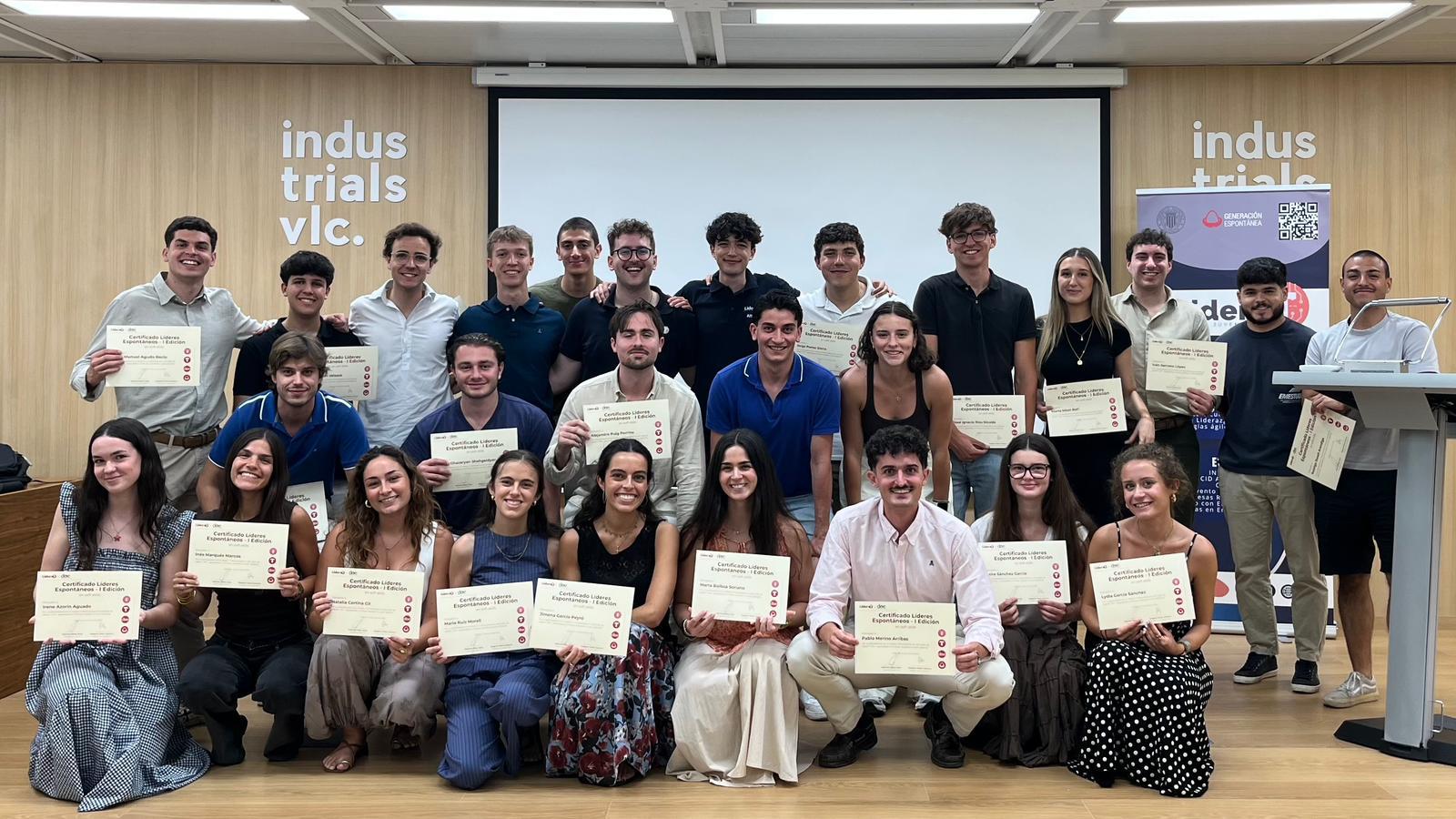 Los estudiantes de la primera edición posan con sus certificados en la clausura