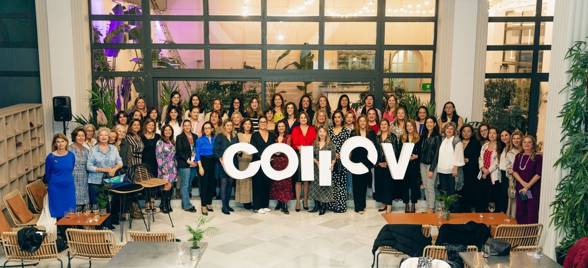 Foto de grupo de una jornada con el Colegio de Ingenieros Industriales