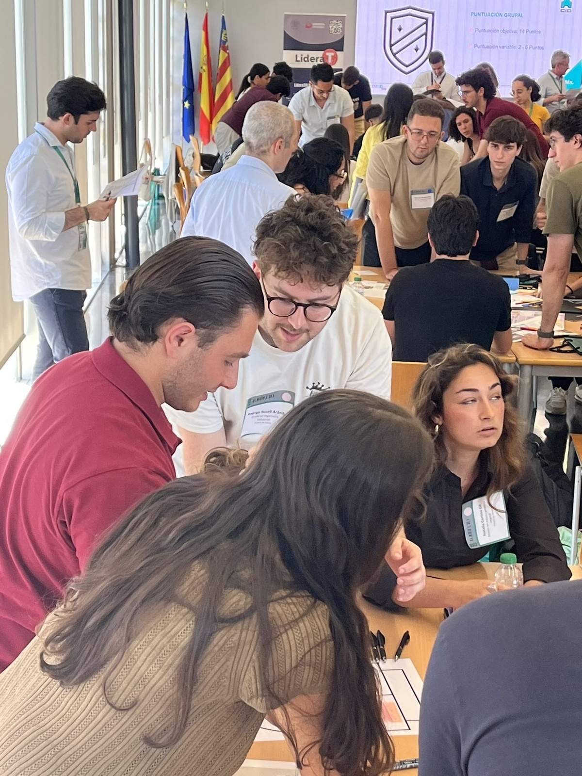 Estudiantes trabajando con un mentor en un hackathon de LideraT