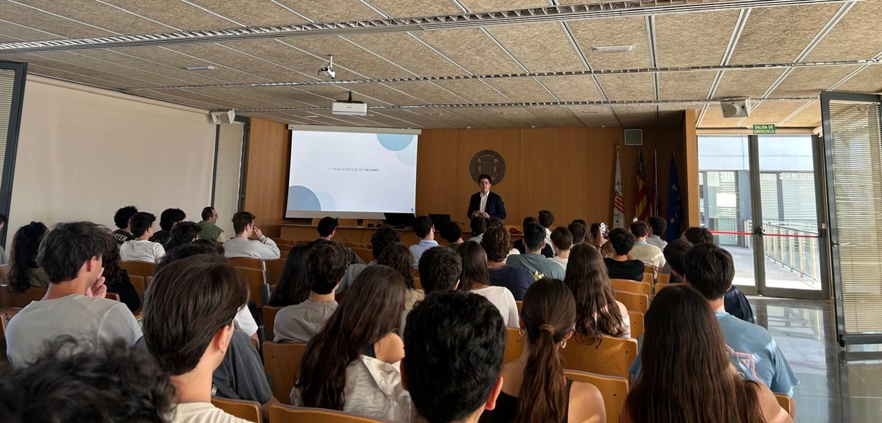 Aula llena de estudiantes durante un taller de LideraT